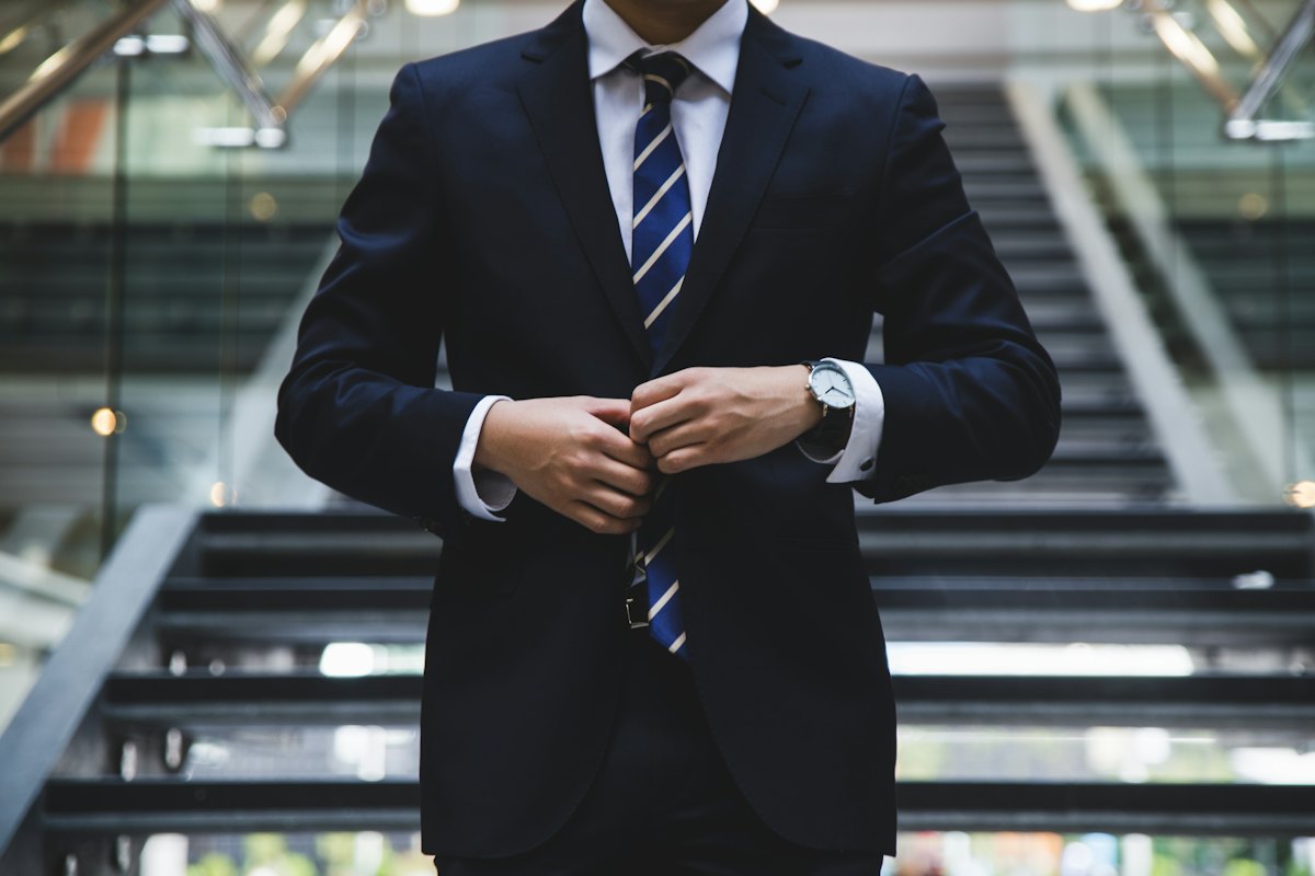 Executivo de terno em ambiente corporativo
