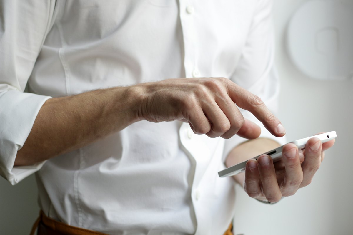 Mão segurando um smartphone