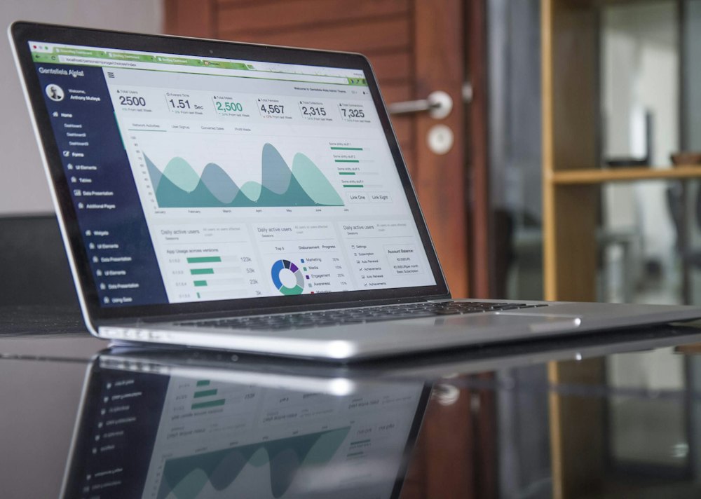 Notebook com painel de métricas, social media estratégico